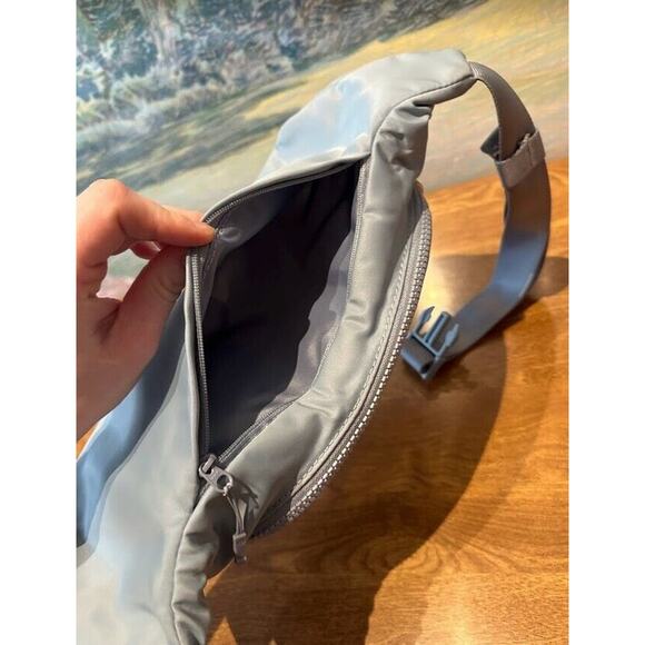 Lululemon On The Beat Belt Bag 4.5L Chambray Baby Blue Rare Color Sold Out - Picture 5 of 6